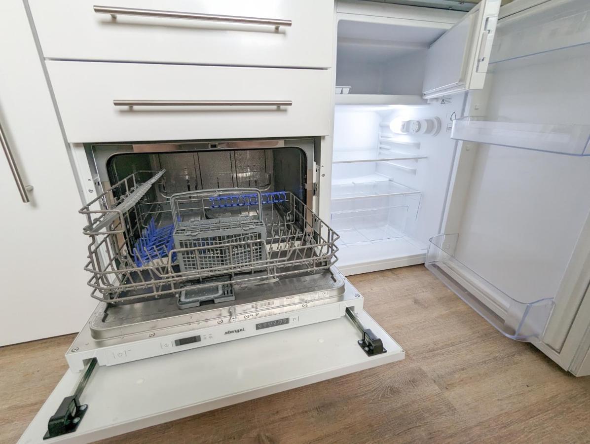 Apartment Mit Kueche, Arbeitsplatz Und Xxl Sofa Нойс Екстериор снимка