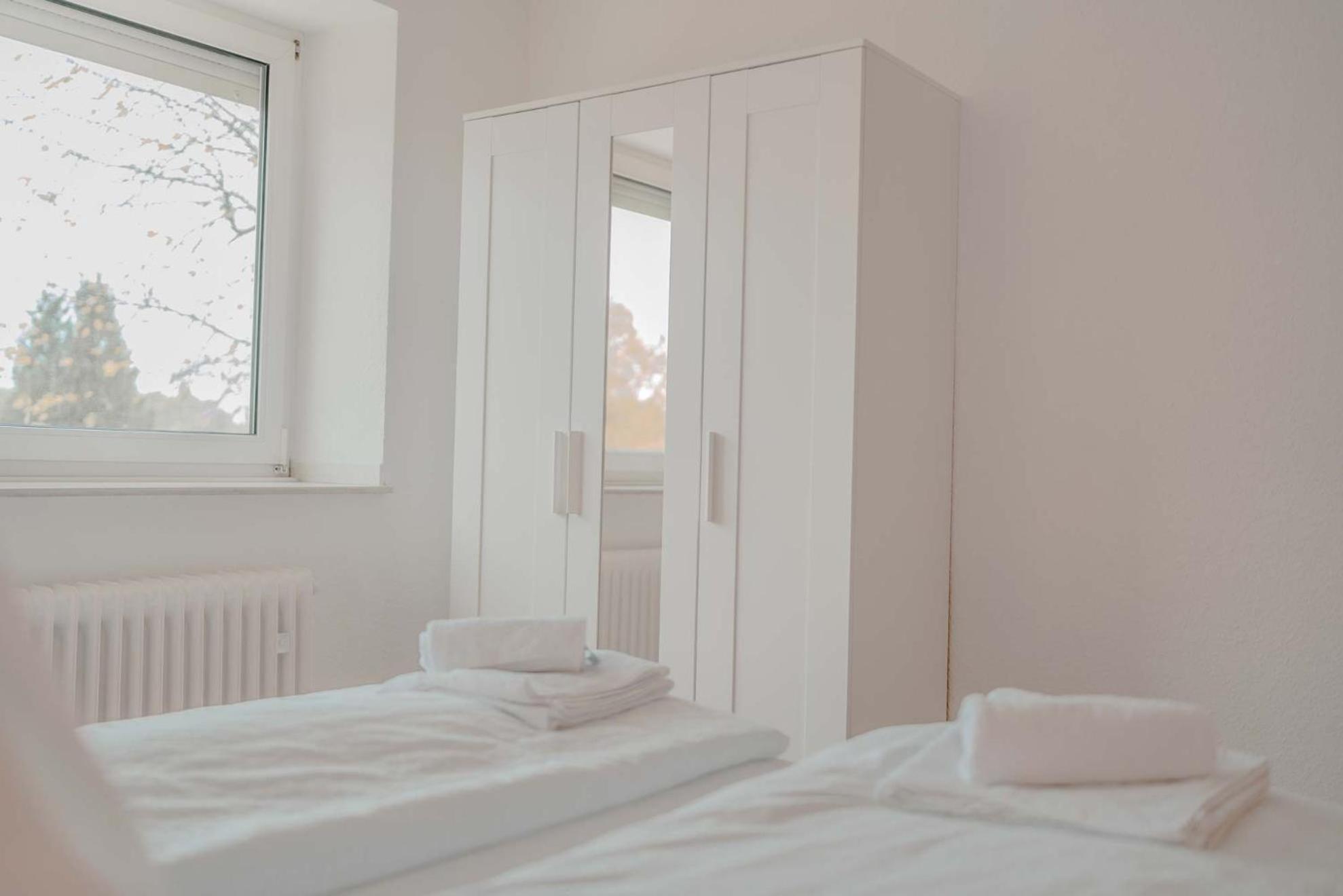 Apartment Mit Kueche, Arbeitsplatz Und Xxl Sofa Нойс Екстериор снимка