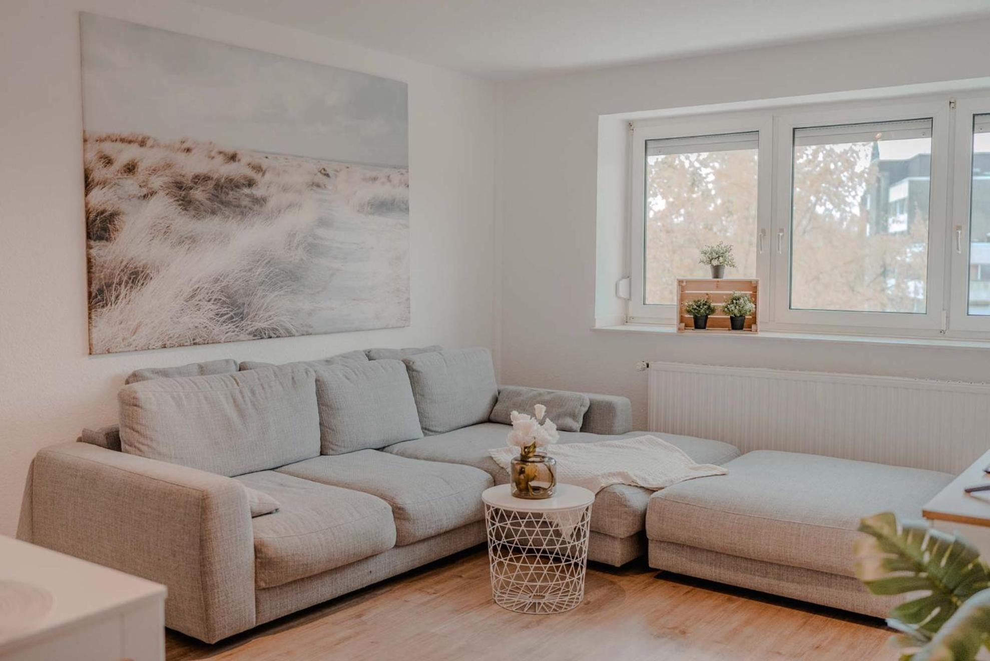 Apartment Mit Kueche, Arbeitsplatz Und Xxl Sofa Нойс Екстериор снимка