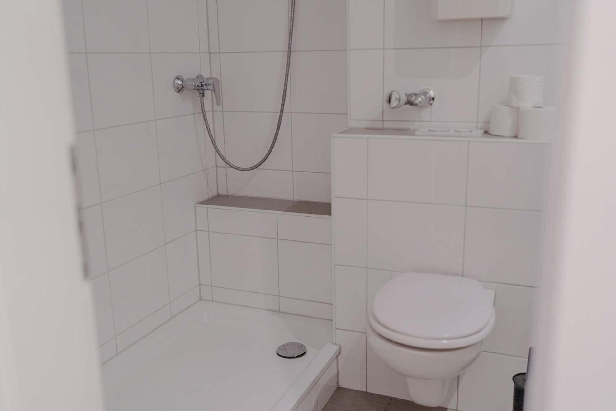 Apartment Mit Kueche, Arbeitsplatz Und Xxl Sofa Нойс Екстериор снимка